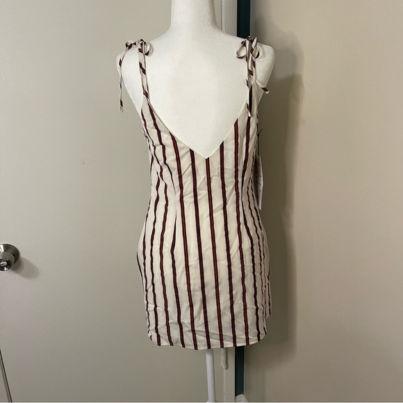 SUPERDOWN Delilah keyhole tie dress - Picture 4 of 7